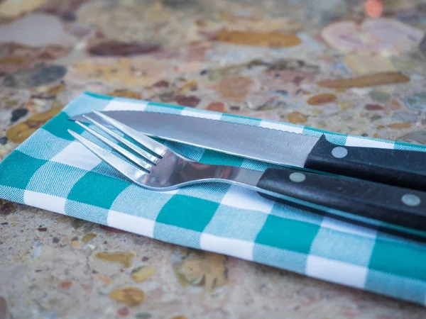 Vidlička Nůž Ubrousek Pozadí Mramoru — Stock fotografie