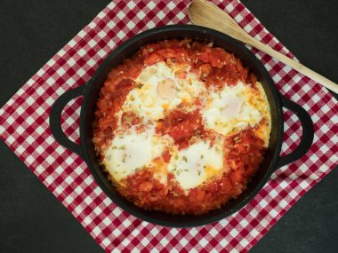 Domates ve haşlanmış yumurta. en üstteki görünüm