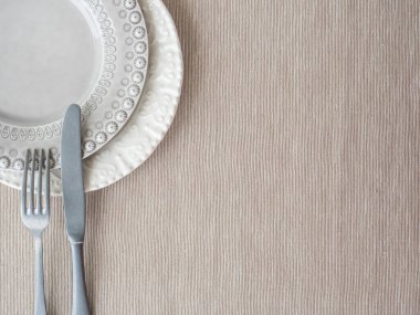 Plakalar ve bej kaplama çatal bıçak takımı. en üstteki görünüm