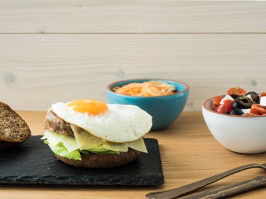 Vejetaryen çizburger, domates, zeytin, feta salatası, rezene ve havuç salatası ile servis edilir..