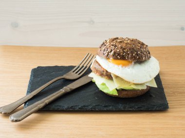 Vejetaryen çizburger, eski usul bıçak ve çatal.