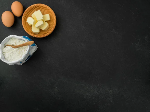 Yumurta, tereyağı ve un arka planda. en üstteki görünüm