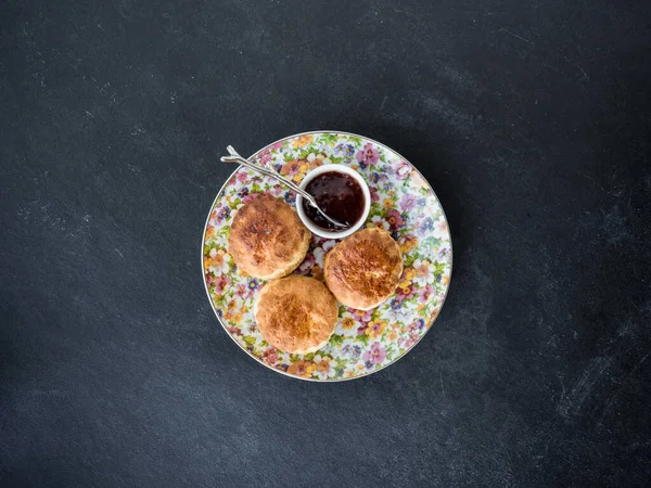 Reçelli taze ev yapımı çörekler. arkaplan. en üstteki görünüm