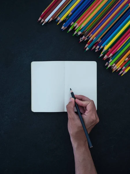 Escritura Femenina Caucásica Cuaderno Lápices Colores Sobre Fondo Pizarra Vista — Foto de Stock