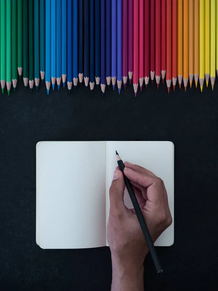 Escritura Femenina Caucásica Cuaderno Lápices Colores Sobre Fondo Pizarra Vista — Foto de Stock