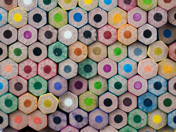 Çok renkli kalemlerin keskinleştirilmemiş altları. Yakın çekim