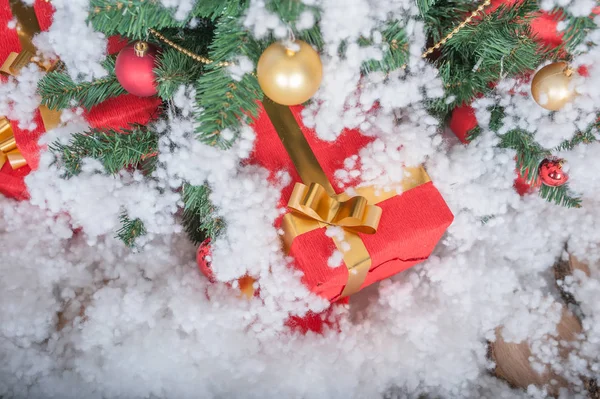 Noel ağacının altında hediyeler