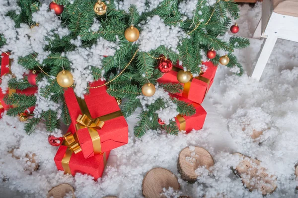 Noel ağacının altında hediyeler