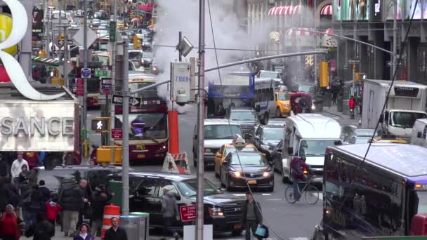 Πλήθη Αυτοκινήτων Λεωφορείων Και Πεζών Στην Times Square Νέα Υόρκη — Αρχείο Βίντεο