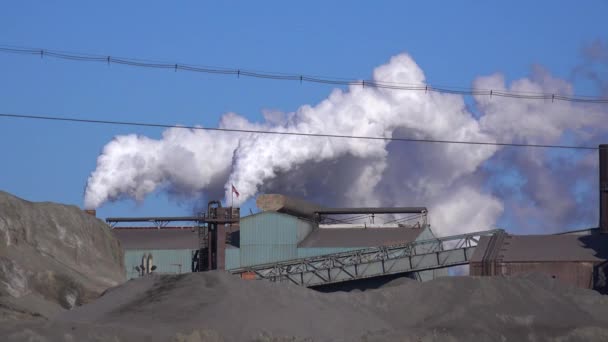 Globális Felmelegedést Egy Acélmalom Lövései Sugallják Amint Füstöt Fúj Levegőbe — Stock videók