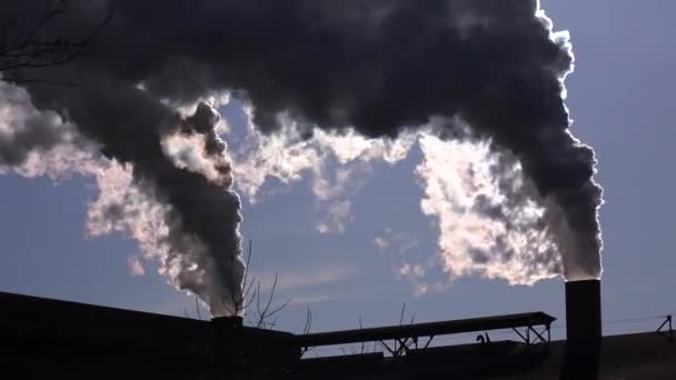 地球温暖化は 太陽の背景を持つ空気中に煙を放つ製鉄所のショットによって提案されています — ストック動画