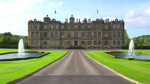 Aufnahme Der Villa Longleat England Inmitten Grüner Rasenflächen Und Springbrunnen — Stockvideo