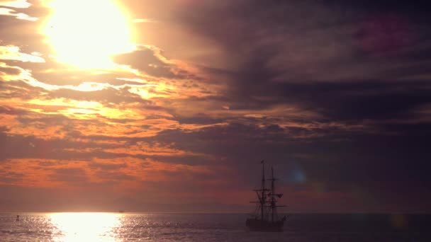 Ένα Ψηλό Πλοίο Των Κλίπερ Σαλπάρει Ηλιοβασίλεμα — Αρχείο Βίντεο