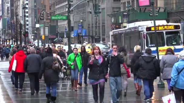 人々は雨の中マンハッタンのミッドタウンの通りを歩く交通量が多い — ストック動画