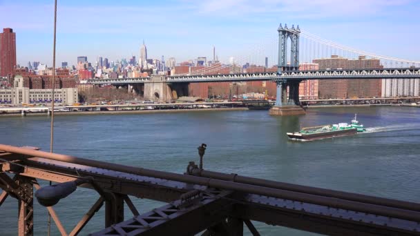 在纽约市的曼哈顿大桥下面有一艘驳船经过 — 图库视频影像