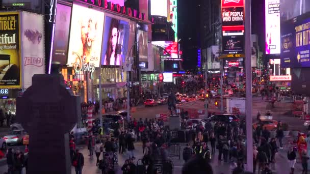 Nachtelijke Drukte Van Mensen Heldere Neon Advertenties Times Square New — Stockvideo