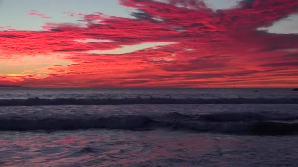 Zoom Indietro Tramonto Rosso Sangue Rivela Oceano Della California — Video Stock