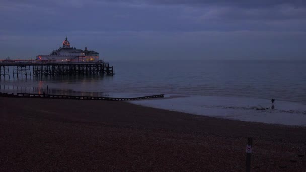 Angliai Eastbourne Ben Lévő Móló Egy Korábbi Korra Emlékeztet Alkonyatkor — Stock videók