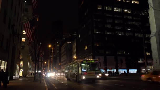 Trânsito Passa Pela Quinta Avenida Nova Iorque Noite — Vídeo de Stock