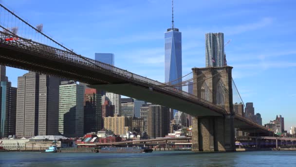 Založení Záběru New Yorku Brooklynským Mostem Svobodnou Věží East River — Stock video