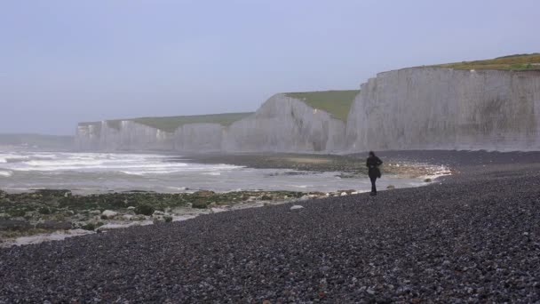 Egy Sétál Fehér Sziklák Dover Közelében Beachy Head Dél Angliában — Stock videók