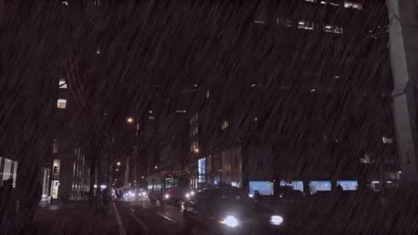 Traffic Moves New York Fifth Ave Night Major Rainstorm — Stock Video