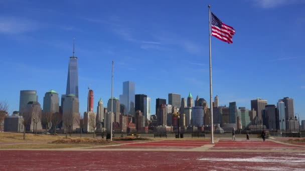 Bred Etablering Skott New York Stad Med Amerikansk Flagga Förgrund — Stockvideo