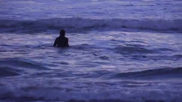 美しい南カリフォルニアの夕日の間 サーファーは波をさまよっています — ストック動画