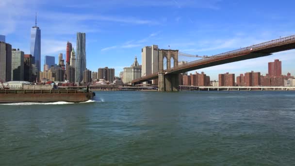一艘驳船和拖船驶上纽约的东河 穿过布鲁克林桥下 — 图库视频影像