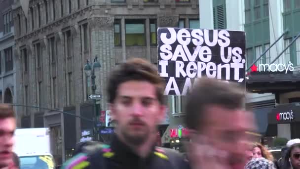 Оживленных Улицах Манхэттена Нью Йорка Религиозные Люди Призывающие Обращению Иисусу — стоковое видео