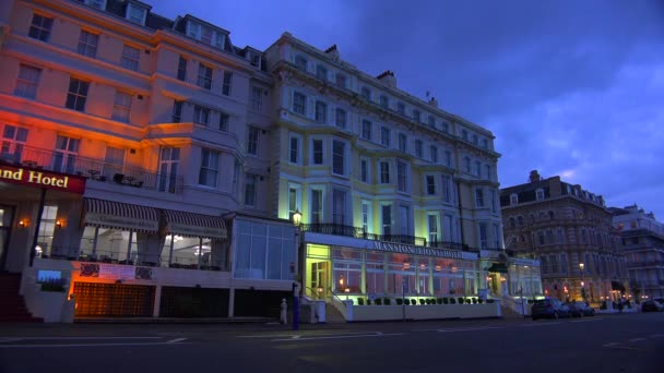 Grand Und Stattliche Hotels Säumen Die Hauptstraße Britischen Badeort Eastbourne — Stockvideo