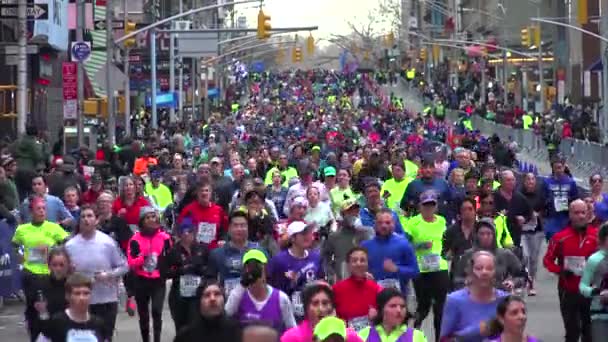 Velmi Dobrý Záběr New York City Marathon Běžce Pohybující Ulicemi — Stock video