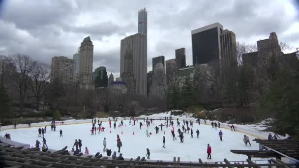 纽约中央公园冰上滑冰者以正常速度运动而天空时差的惊人的平滑镜头 — 图库视频影像