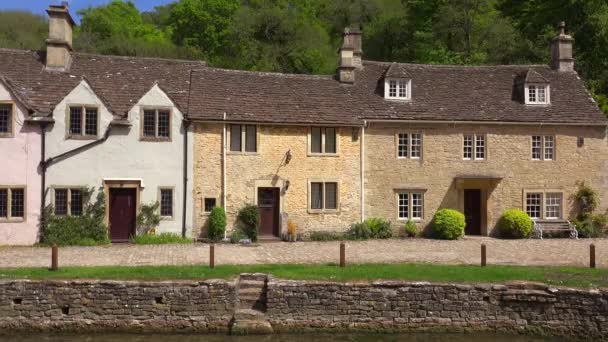 Idílicas Casas Ribeirinhas Cidade Castle Combe Zona Rural Inglesa — Vídeo de Stock