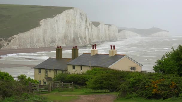 イギリス ビーチヘッドのドーバーの白い崖の海岸沿いの美しい家 — ストック動画