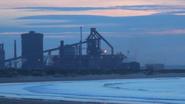 Una Central Eléctrica Atardecer Largo Una Playa Inglaterra — Vídeos de Stock