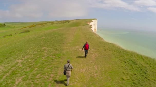 Foto Aerea Persone Che Camminano Lungo Bianche Scogliere Dover Beachy — Video Stock