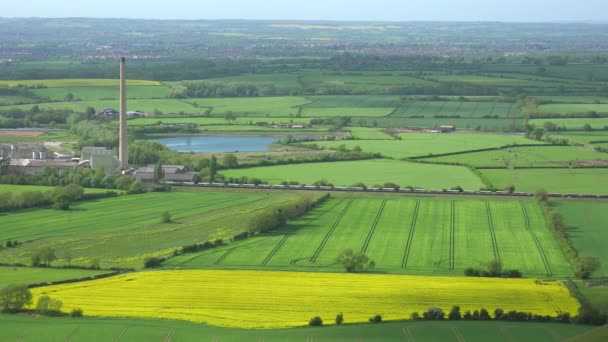 Tren Carga Pasa Por Fértil Campiña Verde Inglaterra Cerca Una — Vídeos de Stock