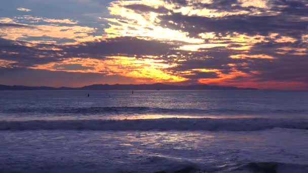 遠くにチャンネル諸島と中央カリフォルニア沿岸に沿って撮影された豪華な赤オレンジ色の夕日の海岸線 — ストック動画