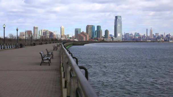 Hoboken New Jersey Παγκάκια Και Την Προκυμαία Του Ποταμού Hudson — Αρχείο Βίντεο
