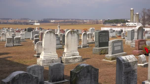 Uma Foto Cemitério Amish Pensilvânia Com Uma Fazenda Distante — Vídeo de Stock