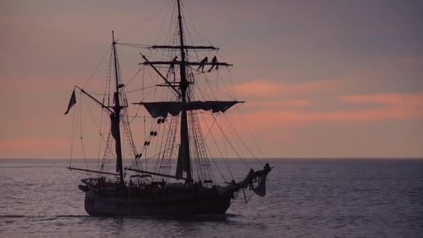 Ett Högt Clipper Fartyg Seglar Vid Solnedgången Med Sjömän Riggings — Stockvideo