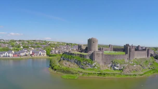 Krásné Stoupající Letecké Záběry Odhalují Hrad Pembroke Walesu — Stock video