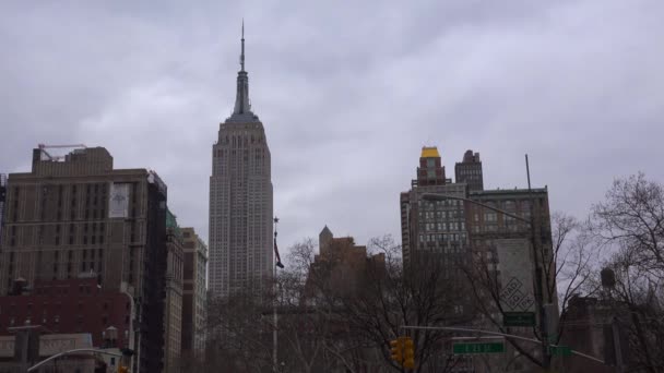 Tiden Förfaller Moln Passerar Empire State Building New York Stad — Stockvideo