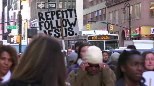 Πολυσύχναστοι Δρόμοι Του Μανχάταν Της Νέας Υόρκης Περιλαμβάνουν Θρησκευτικούς Ανθρώπους — Αρχείο Βίντεο