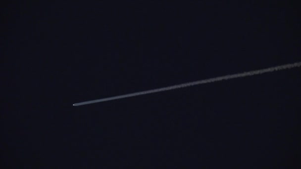 不明飞行物 小行星或火箭在夜空中穿行 留下一道明亮的痕迹 — 图库视频影像
