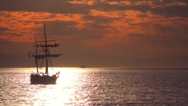 Een Groot Klipper Schip Vaart Bij Zonsondergang Met Matrozen Tuigage — Stockvideo