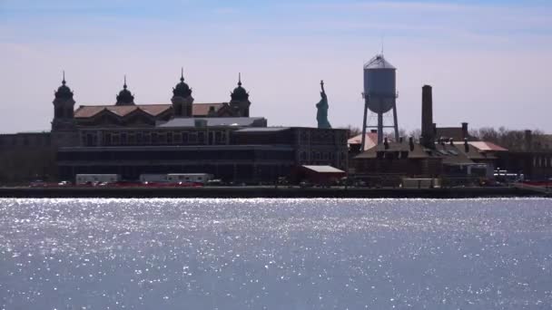 Una Vista Isla Ellis Con Estatua Libertad Distancia — Vídeo de stock