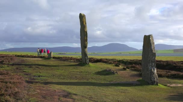 Pessoas Caminham Perto Das Pedras Celtas Sagradas Nas Ilhas Orkney — Vídeo de Stock