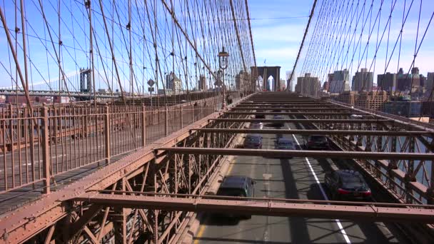 Carros Atravessam Ponte Brooklyn — Vídeo de Stock
